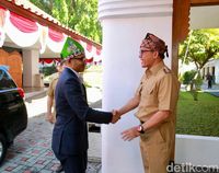 Duta Besar Singapura untuk Indonesia Anil Kumar Nayar menyalami Bupati Banyuwangi Abdullah Azwar Anas.