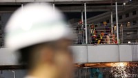 Pekerja mulai memotong besi-besi JPO.