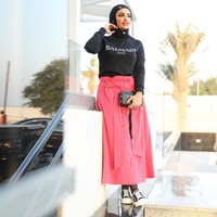 Selain tas dan pakaian, koleksi jam tangan mewah hingga sneakers branded juga menghiasi timeline Sondos. Salah satu sneakers favorit yang sering ia pakai adalah Walk’n’Dior sneakers. Foto: Dok. Sondos Al Qattan