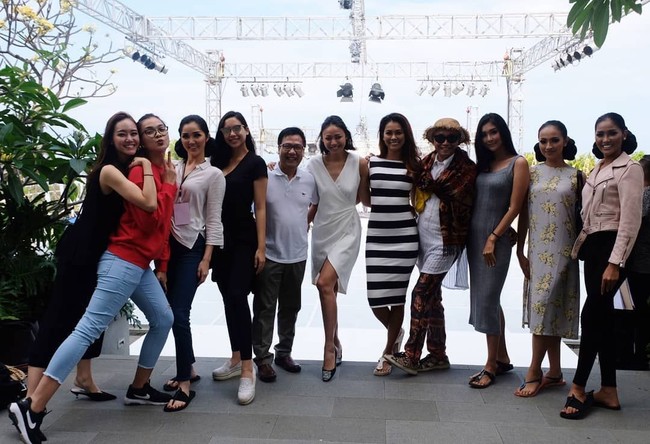 Keseruan di sela sesi gladiresik. Bagi para Puteri Indonesia, kurang afdal rasanya melewatkan momen berharga tanpa foto bersama. (Foto: Instagram/Puteri Indonesia)