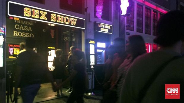 Pengunjung antre masuk Casa Rosso di red light district De Wallen, Amsterdam.