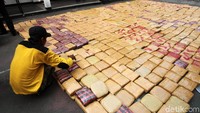 Petugas menata tumpukan ganja yang dipamerkan.