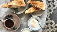 Kaya Toast biasanya didampingi telor setengah matang. Rasa gurihnya bisa mengimbangi manis renyah kaya toast . Foto : Instagram bakers_shakers
