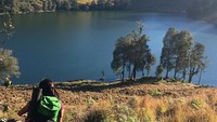 Dia juga pernah mendaki Gunung Semeru dan terpesona oleh Ranu Kumbolo (delliedinda/Instagram)