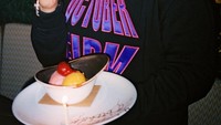 Siapa sangka, Drake yang terkenal punya wajah keren dan kalem langsung tersenyum ketika menyantap dinginnya es krim warna-warni. Foto: Instagram @champagnepapi