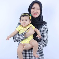 Ryana Dea, dikenal sebagai aktris FTV dan sinetron yang sering tampil di layar kaca. Baru-baru ini, ia tampil berbeda dengan memakai hijab dan pakaian tertutup. Namun, Ryana mengaku masih belajar pelan-pelan dalam berhijrah. Foto: Instagram/Ryana_dea