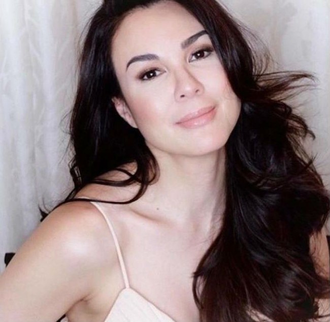 Gretchen yang dikenal sebagai kolektor Hermes itu pun bertahun-tahun hidup dengan aib sebagai pelakor. Hal itu pun diakuinya saat melakukan Instagram Live bersama seorang temannya. “Kalian bisa menyebutku sebagai apa saja, mengatakan berbagai hal buruk tentang aku. Aku menerimanya. Selama 23 atau hampir 24 tahun aku bersama Tony Cojuangco. Aku tidak pernah membantahnya,” ujarnya pada Juni 2018. Foto: Instagram