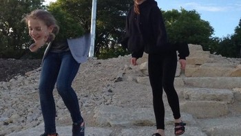 Si tukang foto malah setting kamera pakai mode panorama. Hasilnya, begini deh. (Foto: Brightside)