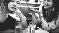 A few years ago, tulisnya. Wah, tak hanya gemar makan sajian berbahan dasar babi. Tapi ia juga suka pernak pernik berbentuk hewan itu. Lihat saja ekspresi bahagianya saat sedang makan malam sambil memegang mainan bentuk babi lucu itu. Foto: Instagram kyo1122
