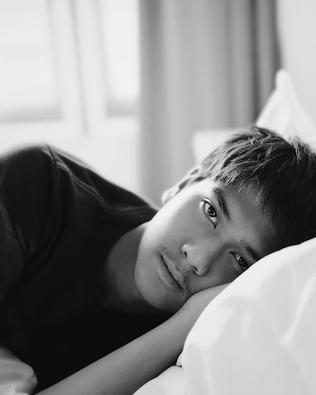 Rangkaian foto tersebut pertama kali dibagikan oleh Ryan Ogilvy. Makeup artist itu mengunggah beberapa foto Iqbaal yang berpose di tempat tidur. Dalam keterangan unggahannya, Ryan mengatakan jika foto versi hitam-putih berikut dibagikan untuk mereka yang ingin menyimpannya sebagai wallpaper. Foto: Instagram @ryanogilvy