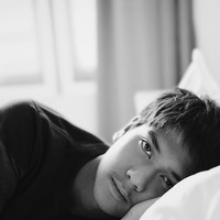 Rangkaian foto tersebut pertama kali dibagikan oleh Ryan Ogilvy. Makeup artist itu mengunggah beberapa foto Iqbaal yang berpose di tempat tidur. Dalam keterangan unggahannya, Ryan mengatakan jika foto versi hitam-putih berikut dibagikan untuk mereka yang ingin menyimpannya sebagai wallpaper. Foto: Instagram @ryanogilvy