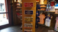 Ingat tulisan ikonik ini? Traveler bisa membelinya di Bubba Gump (Shinta/detikTravel)