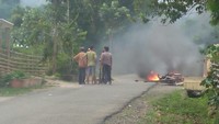 Foto:  Pelajar yang terlibat bentrok membakar motor yang ada di jalanan. (Ferdi-detik) Foto:  Pelajar yang terlibat bentrok membakar motor yang ada di jalanan. (Ferdi-detik)