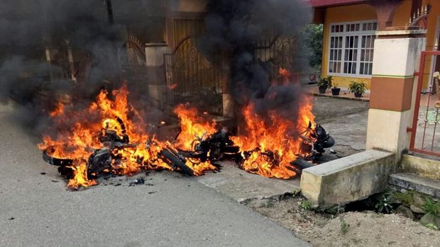 Bentrok di Jambi, Banyak Motor Dibakar di Jalanan