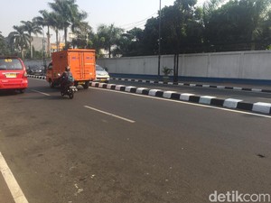 Sempat Warna-warni, Pembatas Jalan Ini Balik Lagi Jadi Hitam Putih
