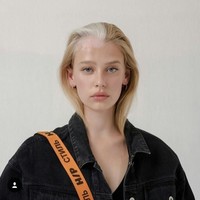 Tia mengalami kondisi vitiligo. Vitiligo merupakan kondisi kelainan kulit akibay pigmentasi yang hilang. Sehingga di beberapa bagian kulit, warnanya memutih. Foto: Dok. Instagram (@tiajonsson)