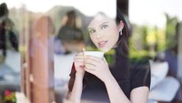 Lewat instagram pribadinya @ditasoedarjo, ia membagikan banyak pose saat kulineran. Lihat saja pose cantiknya saat menyeruput segelas teh hangat. Foto: Instagram @cravingds