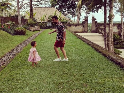 Gaya Kasual John Legend dan Chrissy Teigen Saat Liburan di Bali