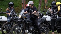 Begini aksi aktor ganteng Derby Romero saat menunggangi motor Royal Enfield Himalayan ke Bromo, pekan lalu. Derby memang suka touring naik motor ke berbagai destinasi. (dok. Istimewa)