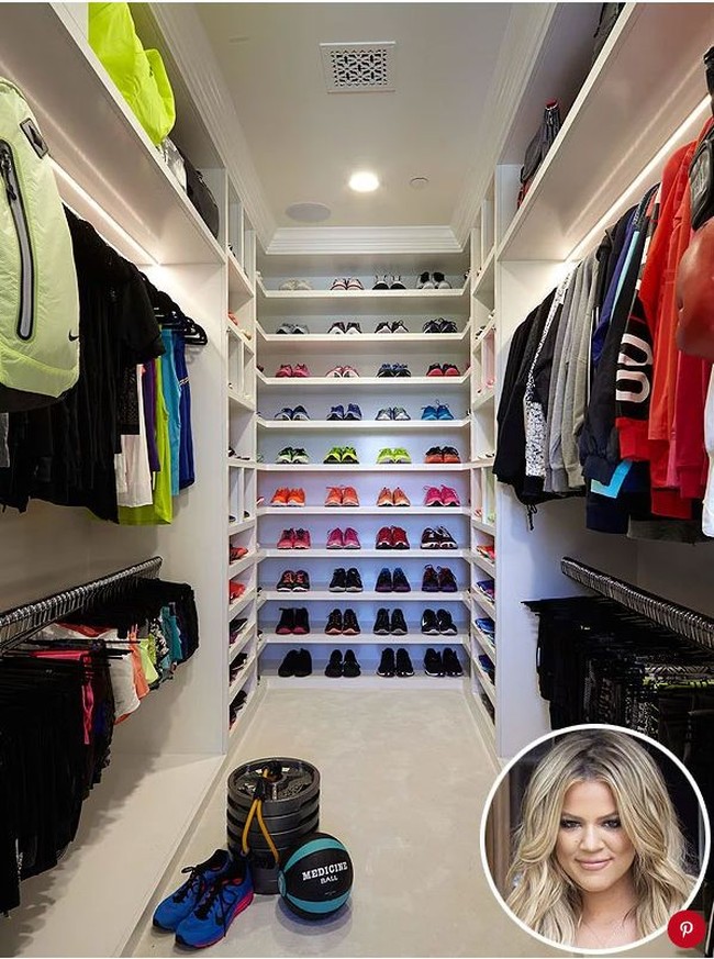 Khloe Kardashian sangat suka olahraga. Dia menata satu ruangan menjadi lemari khusus untuk alat-alat olahraganya. Khloe menata rapi seluruh barang berdasarkan kategori, dari sepatu, celana, atasan dan lainnya. Tak cuma berdasarkan kategori, Khloe juga menatanya sesuai warna. Foto: Dok. Khloe Kardashian
