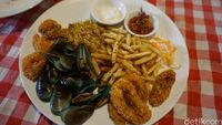 Fish Boomber: Unik! Fish and Chips Dipadu Nasi Kari dengan 7 Pilihan Saus