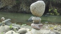 Saat akhir pekan, traveler bisa melihat kegiatan rock balancing di berbagai kota. Kalau di Kabupaten Bandung, tempatnya ada di Driam Riverside Resort, Ciwidey (Rachmadi/detikTravel)