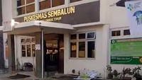 Puskesmas Sembalun juga rusak. Tampak puing-puing bangunan berserakan di depan Puskesmas. Rifqi/Reuters.