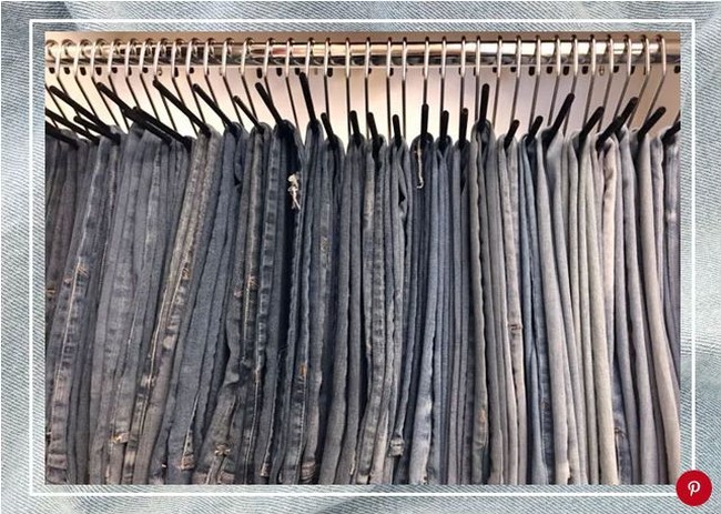 Cara Khloe menata koleksi jeans di lemarinya. Menggantung jeans daripada melipatnya. Memungkinkanmu melihat bentuknya, jadi kamu sudah tahu seperti apa kelihatannya tanpa harus menariknya keluar, tutur Khloe. Foto: Dok. Khloe Kardashian