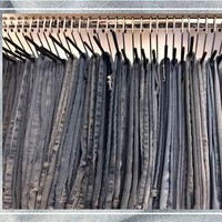 Cara Khloe menata koleksi jeans di lemarinya. Menggantung jeans daripada melipatnya. Memungkinkanmu melihat bentuknya, jadi kamu sudah tahu seperti apa kelihatannya tanpa harus menariknya keluar, tutur Khloe. Foto: Dok. Khloe Kardashian