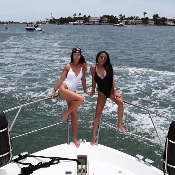 Bersama temannya, Keshia menikmati indahnya Pantai Miami di Florida, AS. (Instagram/Keshia Chante)