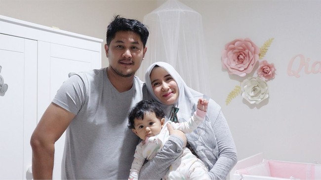 Mengaku masih belajar, gaya hijab Ryana sangat simpel. Ibu anak satu itu sering memilih hijab segi empat berbahan katun paris yang nyaman dikenakan sehari-hari. Foto: Instagram/Ryana_dea