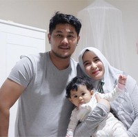 Mengaku masih belajar, gaya hijab Ryana sangat simpel. Ibu anak satu itu sering memilih hijab segi empat berbahan katun paris yang nyaman dikenakan sehari-hari. Foto: Instagram/Ryana_dea