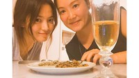 My NY sister, tulisnya lengkap dengan emotikon hati dan acungan jempol. Wah, kira-kira sajian apa yang mereka masak kala itu, ya? Foto: Instagram kyo1122