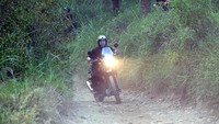 Setelah melalui sungai, trek berikutnya adalah jalanan berbatu. Meski kondisi jalanan jelek, tapi motor Royal Enfield Himalayan ini stabil dan melibas semua trek yang ada. (dok. Istimewa)