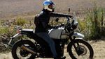Aksi Si Ganteng Dikta Yovie & Nuno Touring Motor di Bromo