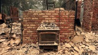 Tampak salah satu rumah warga California rusak dan hangus usai dilalap api. Foto: REUTERS/Bob Strong