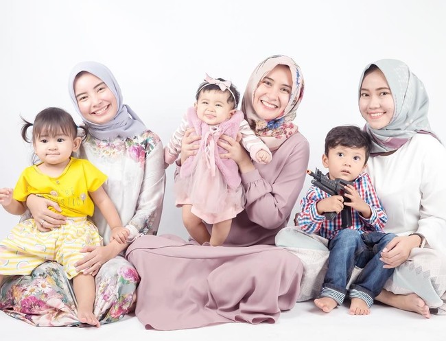 Qiandra Rynayra Redi, putri Ryana yang tumbuh semakin menggemaskan itu juga mulai aktif bergerak. Menyiasati hal itu, Ryana juga sering memilih busana berbahan nyaman seperti katun dan kaos. Foto: Instagram/Ryana_dea