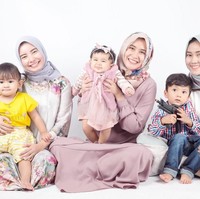 Qiandra Rynayra Redi, putri Ryana yang tumbuh semakin menggemaskan itu juga mulai aktif bergerak. Menyiasati hal itu, Ryana juga sering memilih busana berbahan nyaman seperti katun dan kaos. Foto: Instagram/Ryana_dea