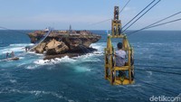 Pantai Timang berlokasi di Tepus, Gunungkidul. Wisatawan bisa menyeberang menaiki gondola tradisional dengan tarif Rp 150 ribu.  