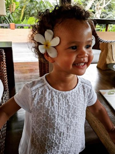 Gaya Kasual John Legend dan Chrissy Teigen Saat Liburan di Bali