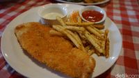 Fish Boomber: Unik! Fish and Chips Dipadu Nasi Kari dengan 7 Pilihan Saus