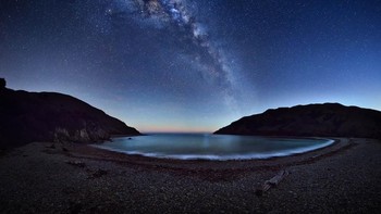 Milky way yang megah terbentang di langih malam di Cable Bay, Selandia Baru. Hasil jepretan Mark Gee asal Australia. Foto: National Maritime Museum