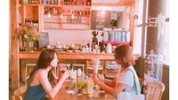 Lagi-lagi Song Hye Kyo terlihat meminum kopi. Tapi kali ini segelas iced latte di sebuah kafe bersama salah satu temannya. Foto: Instagram kyo1122