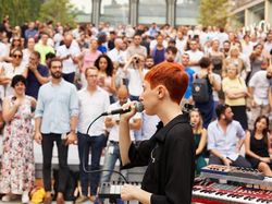 Segarnya Toko Apple di Milan Berdinding Air Mancur