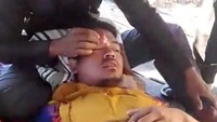 Korban yang terluka akibat tertimpa bangunan. Rifqi/Reuters.