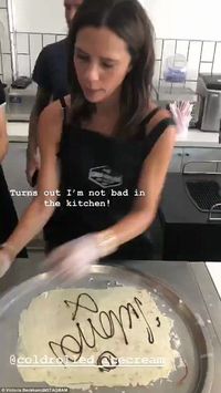 Liburan Bersama, David Beckham dan Keluarga Kompak Belajar Buat Es Krim