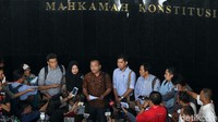 Selain itu, Direktur Eksekutif Perludem Titi Anggarini mengatakan adanya kejanggalan dalam permohonan uji materi masa jabatan cawapres ini. Lantaran menurutnya semua konsep dan isi dari undang-undang pemilu sudah sesuai dengan UUD 1945.