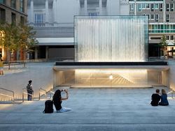 Segarnya Toko Apple di Milan Berdinding Air Mancur