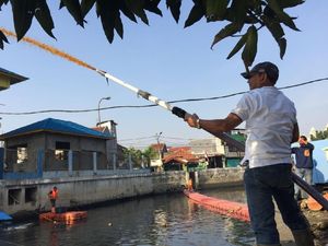 Cerita Kagama DKI Bantu Semprotkan Mikroba ke Kali Item