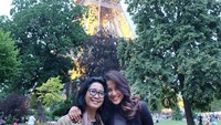 Dellie saat berpose dengan latar Menara Eiffel, di Paris (delliedinda/Instagram)